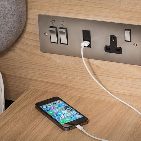 Holiday Inn Express - London Heathrow T4 By Ihg Хилингдън Екстериор снимка A USB-C port on a bedside table
