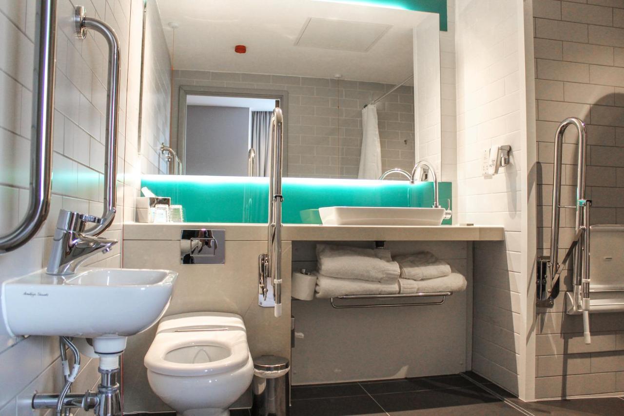 Holiday Inn Express - London Heathrow T4 By Ihg Хилингдън Екстериор снимка Bathroom in a hotel
