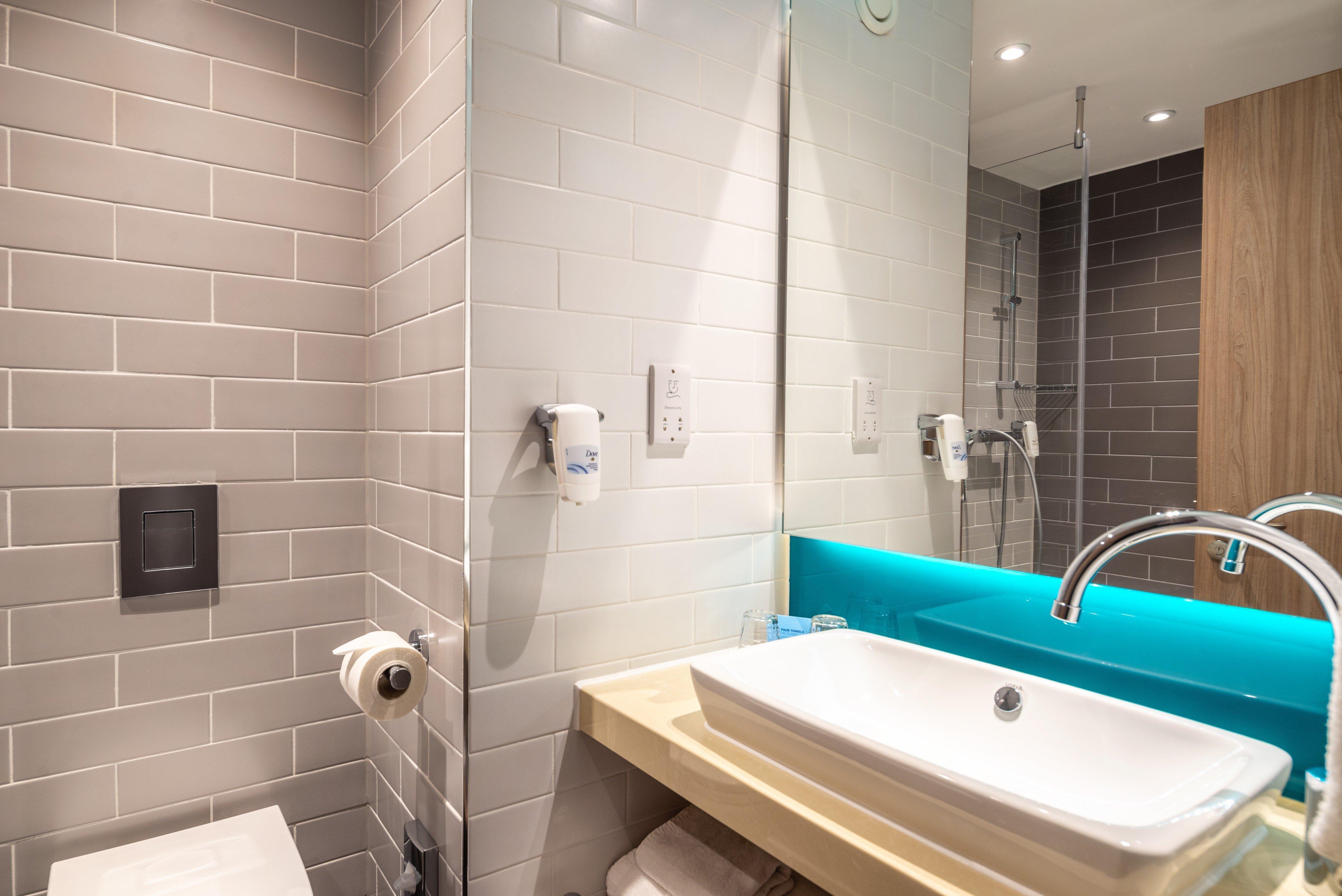 Holiday Inn Express - London Heathrow T4 By Ihg Хилингдън Екстериор снимка