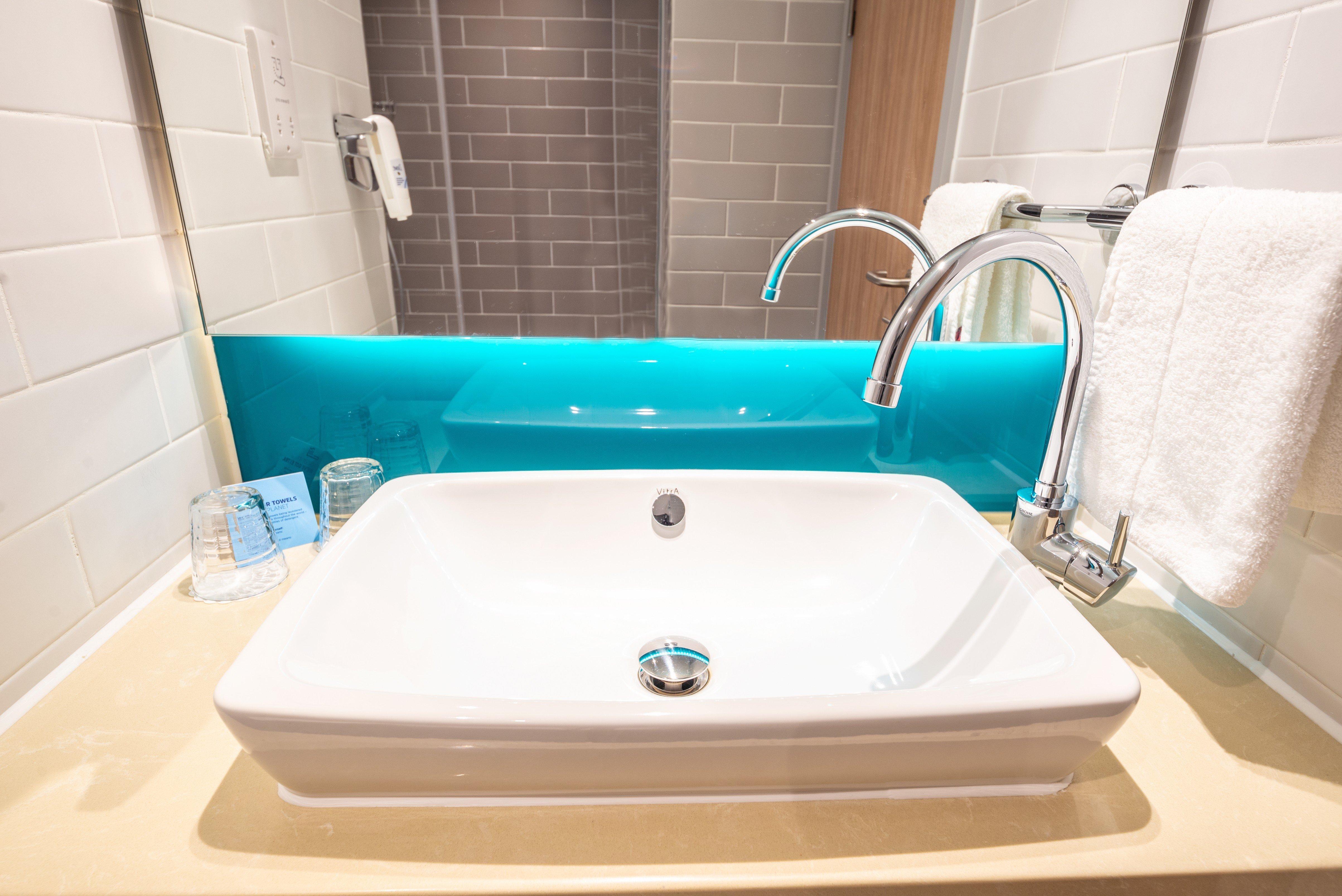 Holiday Inn Express - London Heathrow T4 By Ihg Хилингдън Екстериор снимка Bathroom