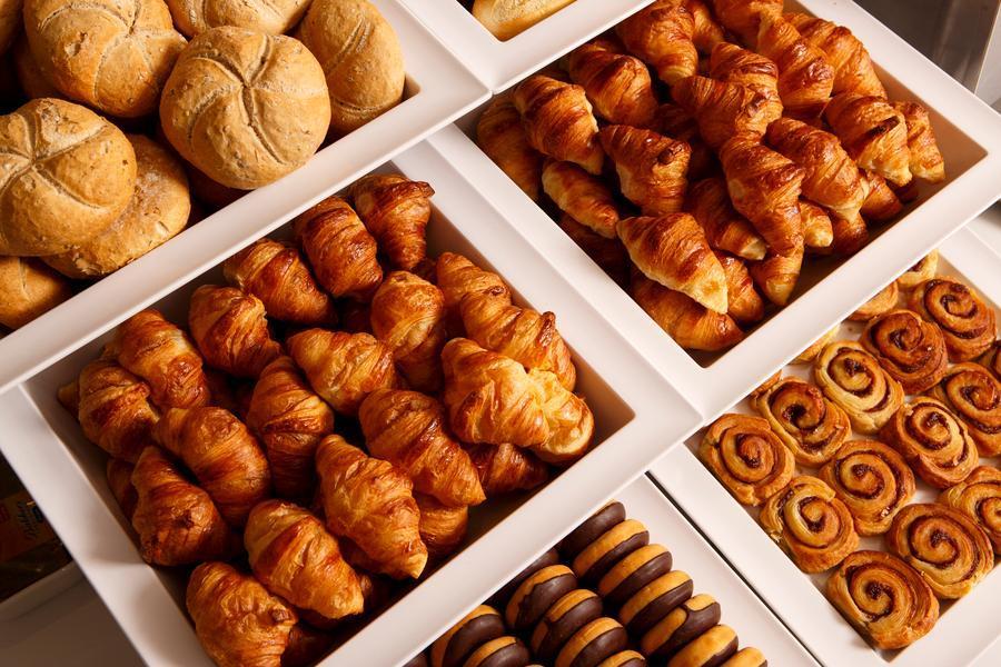 Holiday Inn Express - London Heathrow T4 By Ihg Хилингдън Екстериор снимка Croissants, rolls and biscuits