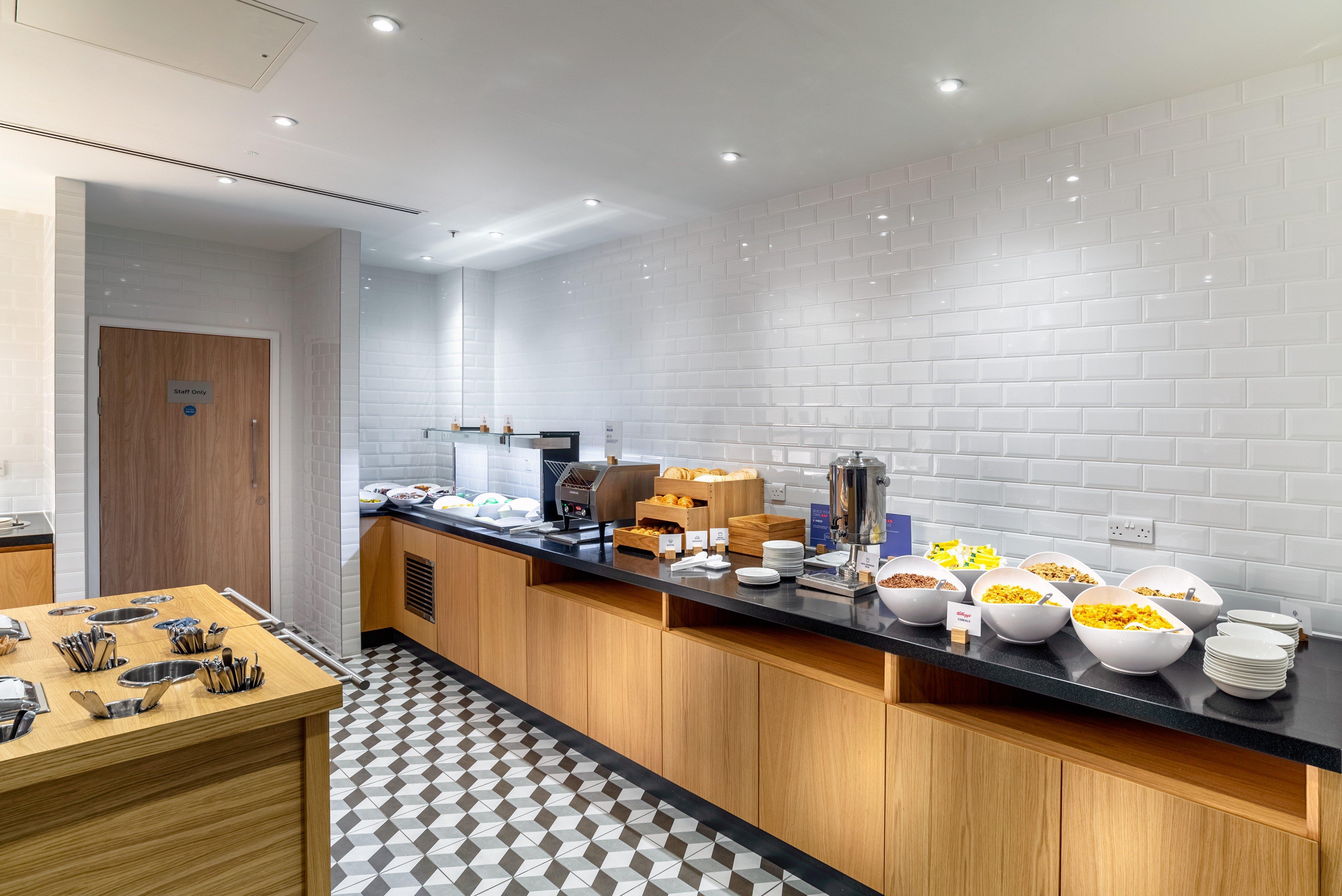 Holiday Inn Express - London Heathrow T4 By Ihg Хилингдън Екстериор снимка Breakfast buffet at the club