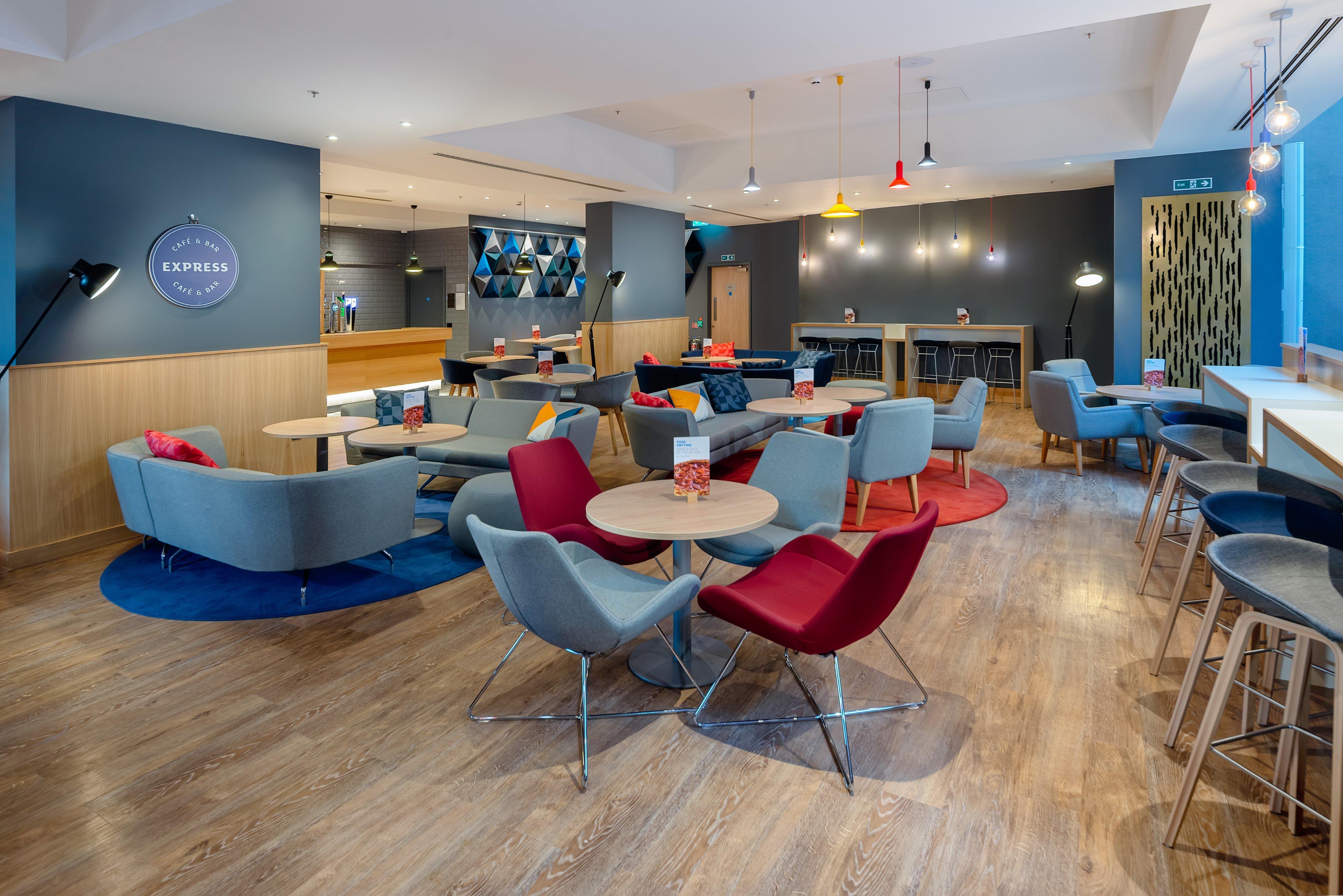 Holiday Inn Express - London Heathrow T4 By Ihg Хилингдън Екстериор снимка Express Café