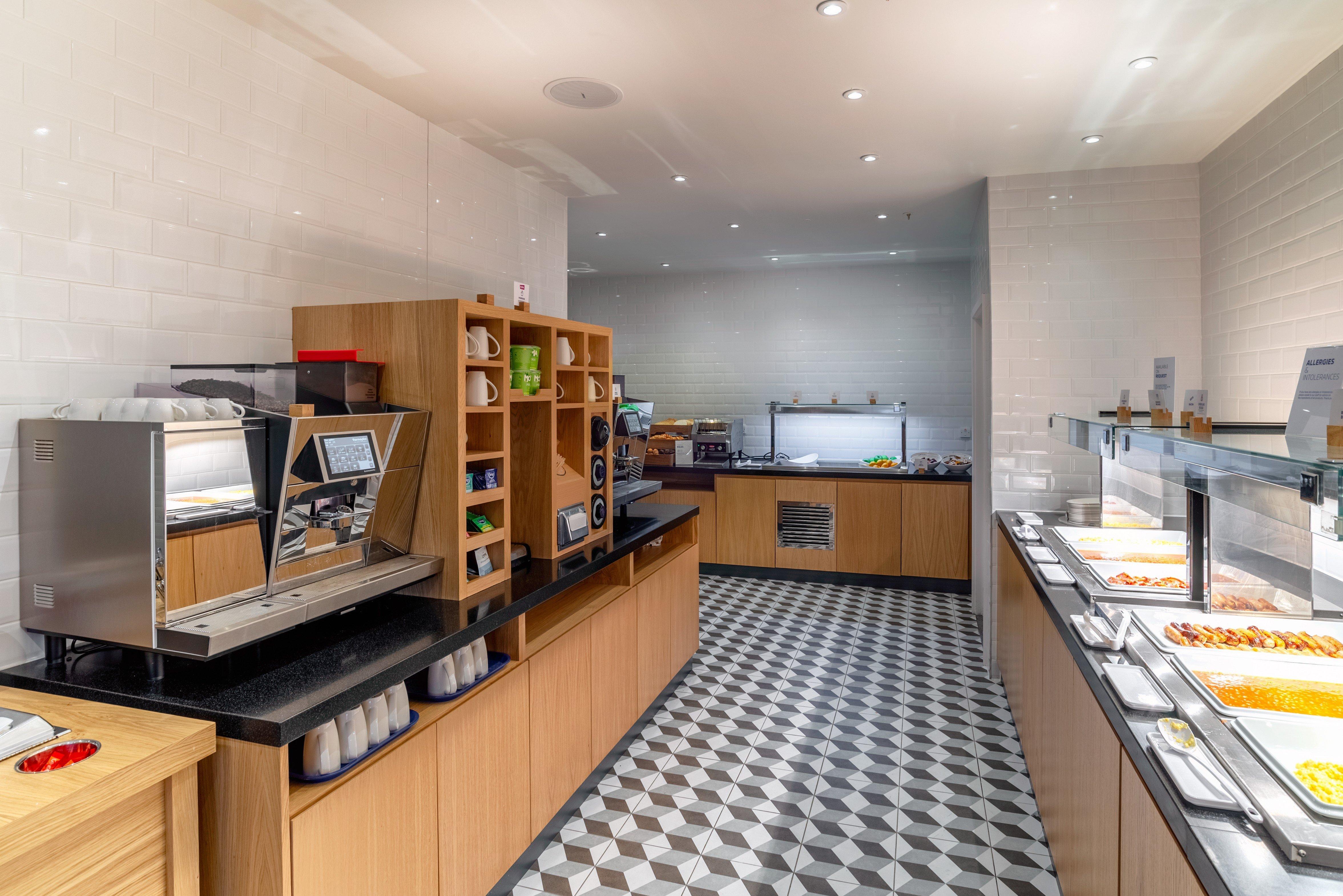 Holiday Inn Express - London Heathrow T4 By Ihg Хилингдън Екстериор снимка Breakfast buffet at the hotel