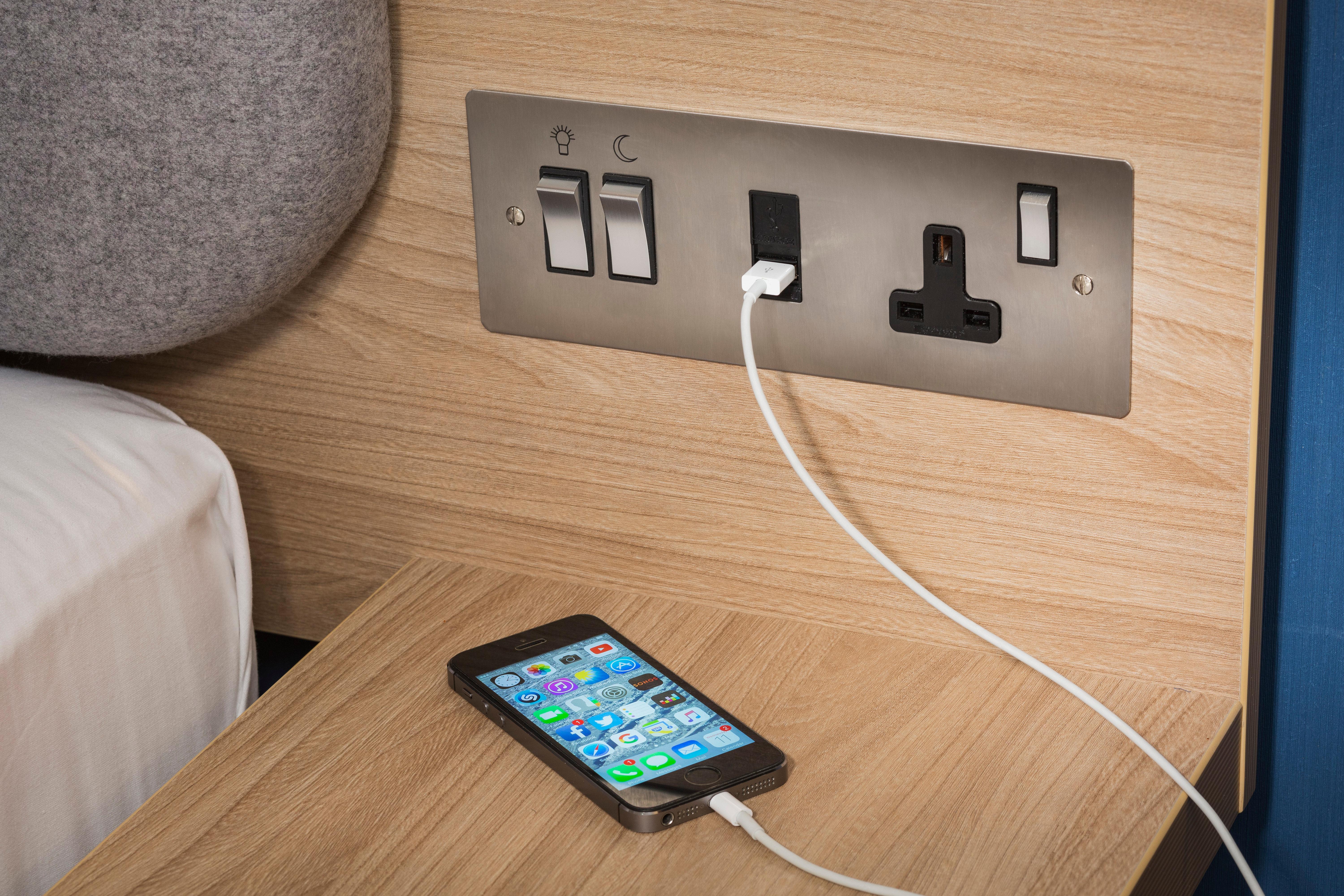 Holiday Inn Express - London Heathrow T4 By Ihg Хилингдън Екстериор снимка A USB-C port on a bedside table