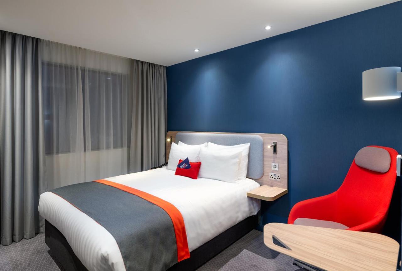 Holiday Inn Express - London Heathrow T4 By Ihg Хилингдън Екстериор снимка