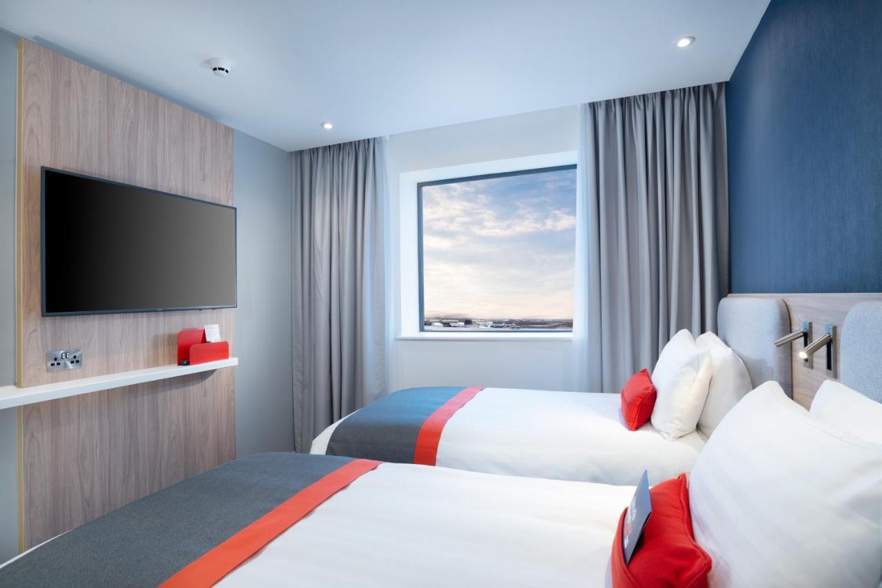 Holiday Inn Express - London Heathrow T4 By Ihg Хилингдън Екстериор снимка