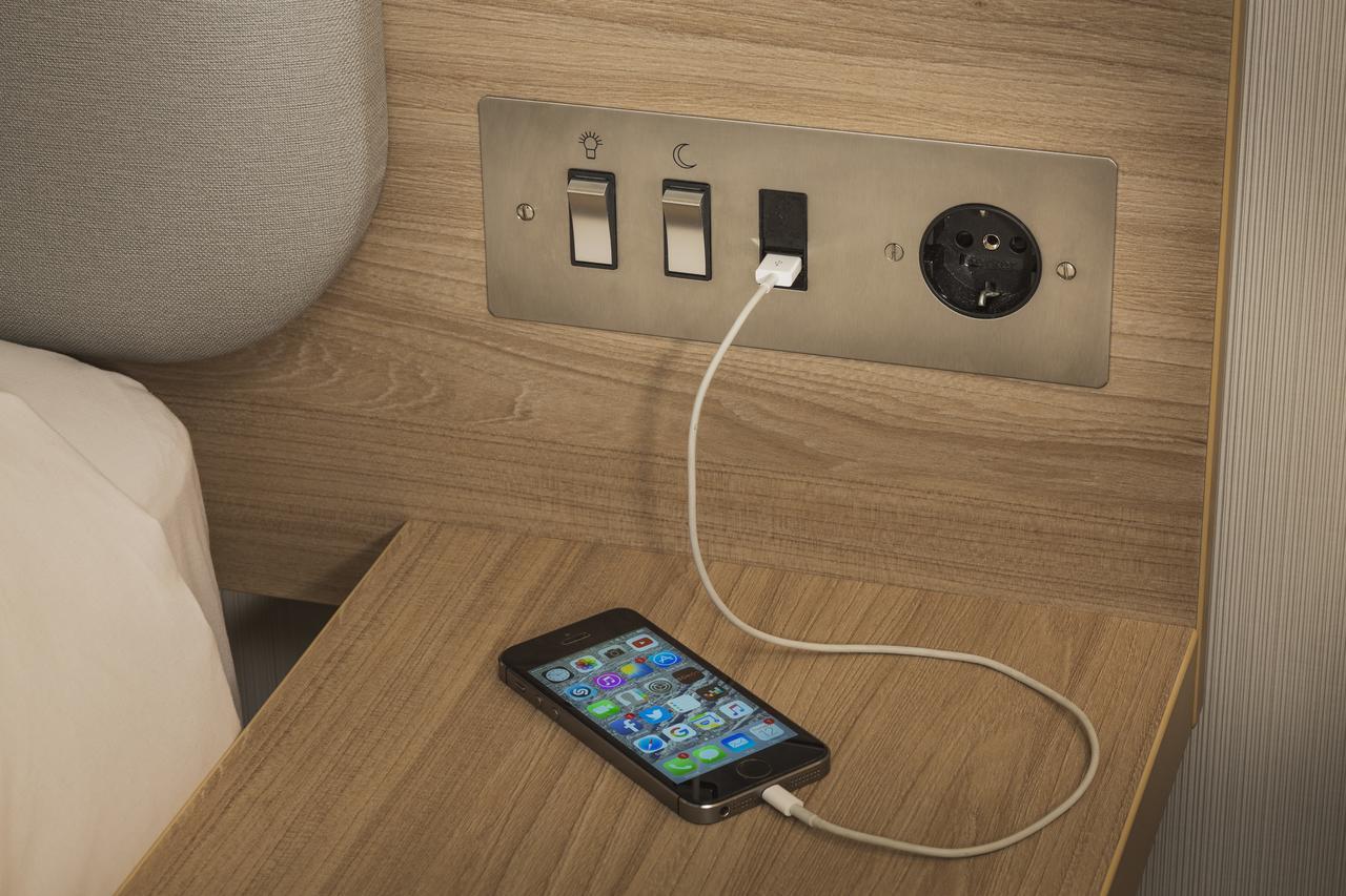 Holiday Inn Express - London Heathrow T4 By Ihg Хилингдън Екстериор снимка USB-C and USB-A