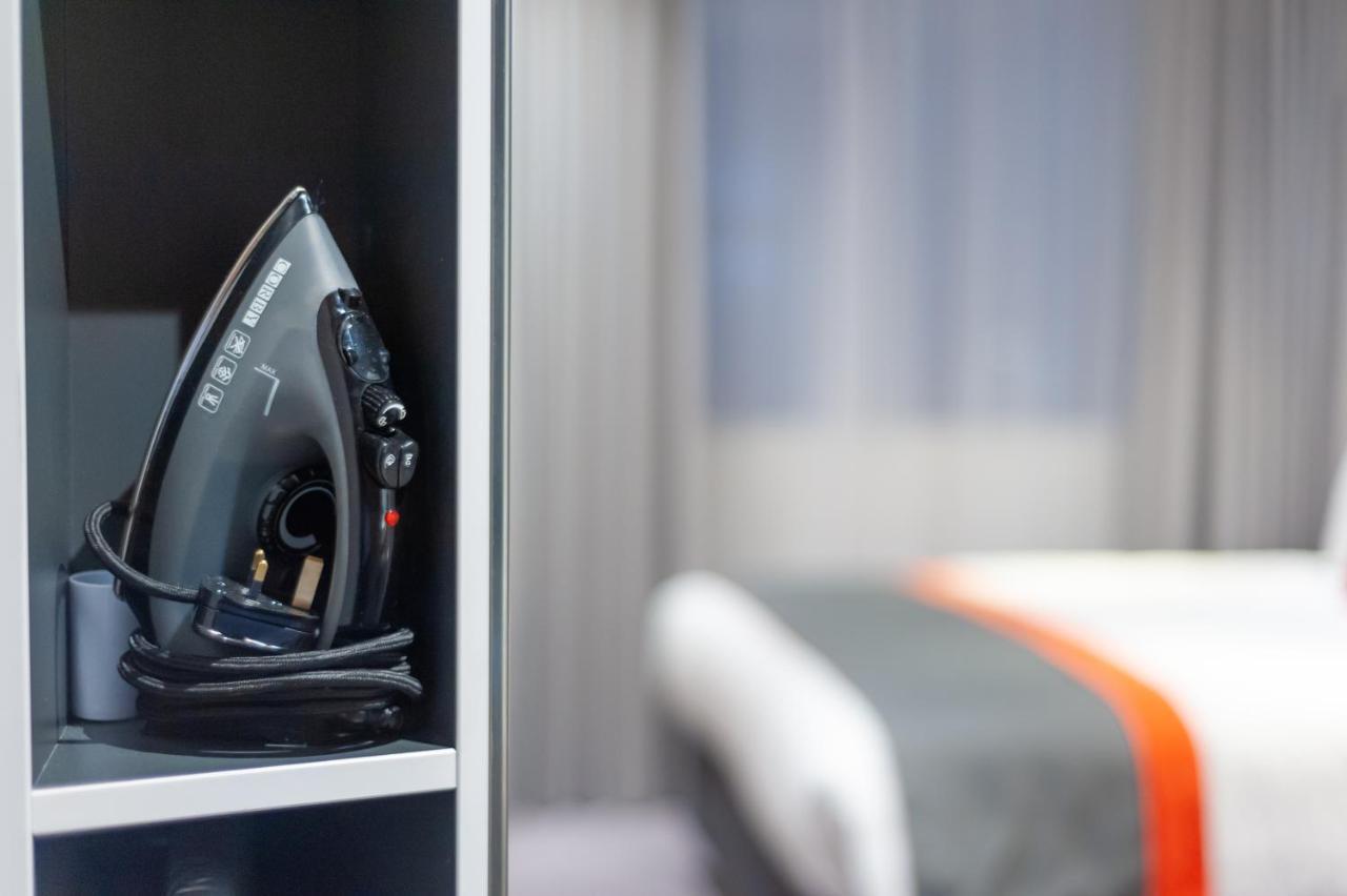 Holiday Inn Express - London Heathrow T4 By Ihg Хилингдън Екстериор снимка Steam iron