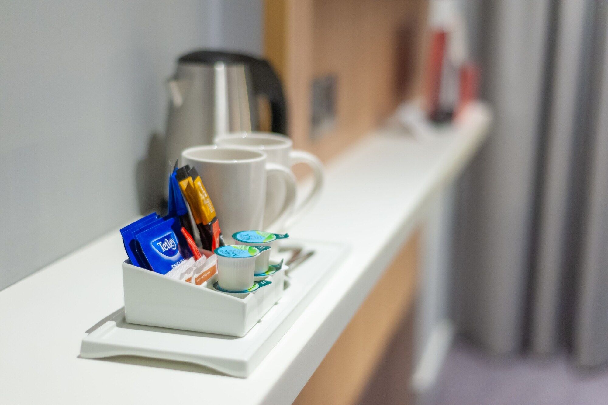 Holiday Inn Express - London Heathrow T4 By Ihg Хилингдън Екстериор снимка Tea and coffee in a hotel room