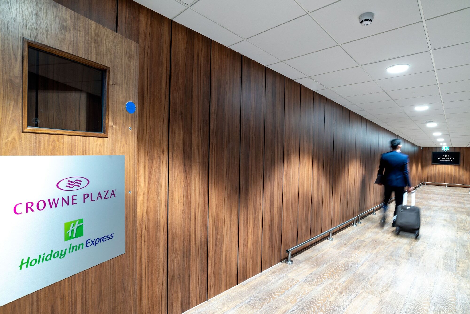 Holiday Inn Express - London Heathrow T4 By Ihg Хилингдън Екстериор снимка CROWNE PLAZA