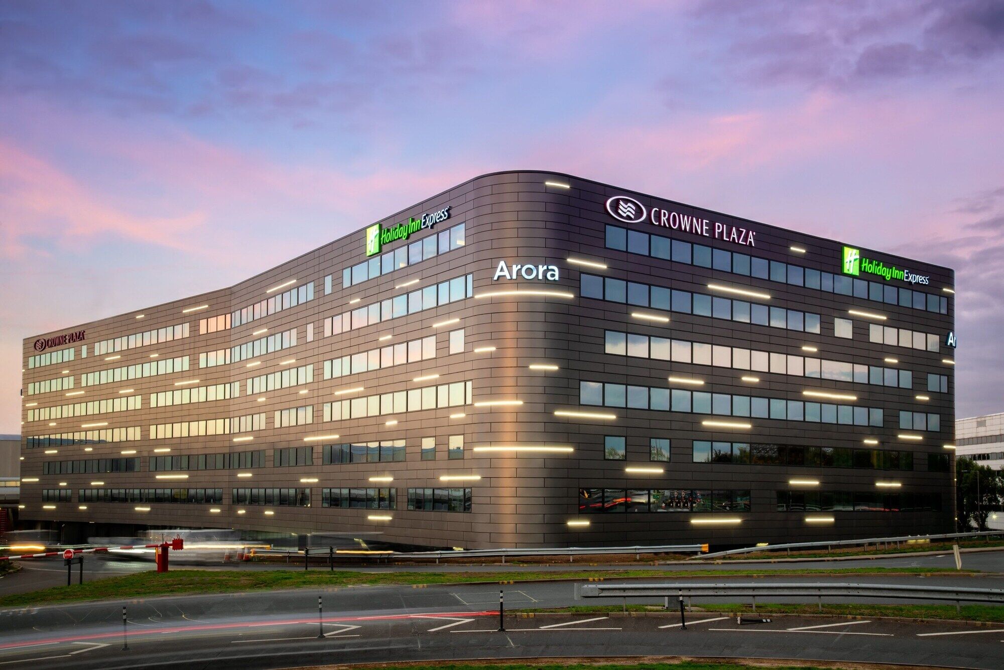 Holiday Inn Express - London Heathrow T4 By Ihg Хилингдън Екстериор снимка Crowne Plaza Arora