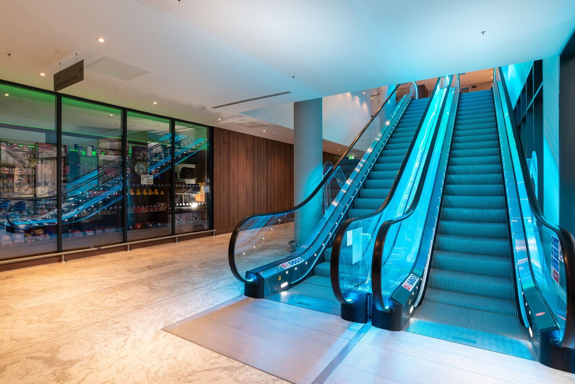 Holiday Inn Express - London Heathrow T4 By Ihg Хилингдън Екстериор снимка Escalator in the shopping mall